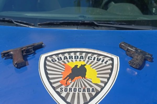 Fotografia de arma e simulacro apreendidos em Sorocaba. - Metrópoles