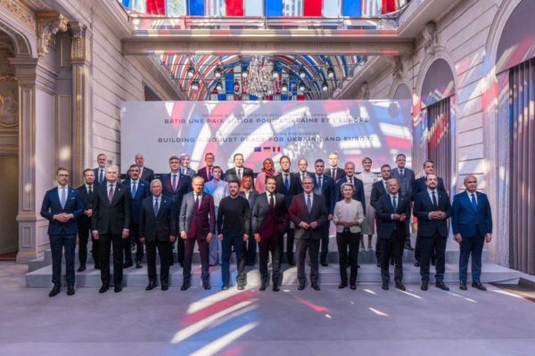 Imagem colorida mostra líderes europeus na França - Metrópoles