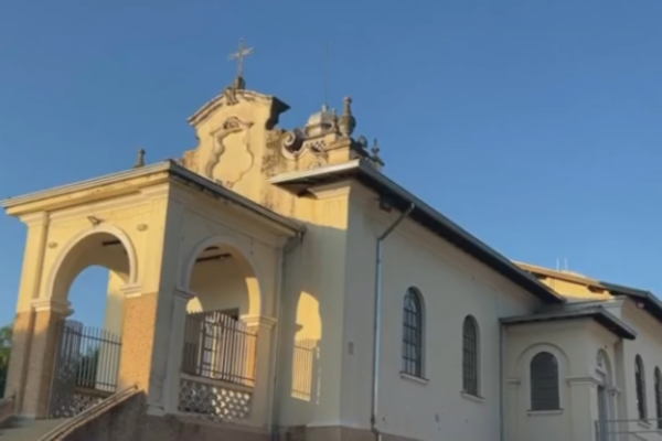 Imagem colorida de uma paróquia da igreja católica - Metrópoles