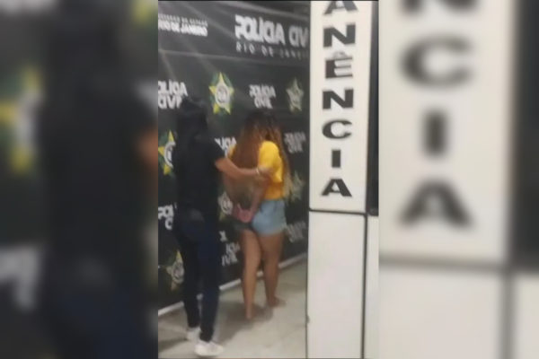 Imagem colorida, Vídeo: mulher é presa por matar amiga a facadas em bar de Niterói - Metrópoles