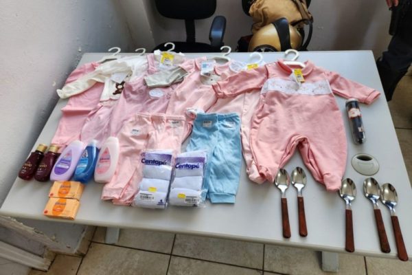 Imagem colorida mostra objetos furtados por homem que disse ter sido usado por espírito para praticar crimes - Metrópoles