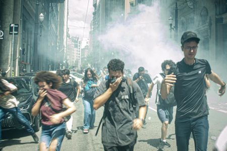 Foto colorida mostra dispersão de manifestantes em ato contra privatização da CPTM
