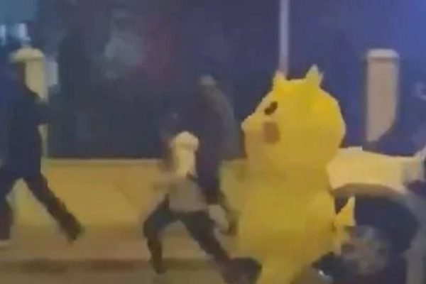Manifestante fantasiado de Pikachu foge da polícia em protesto - Metrópoles