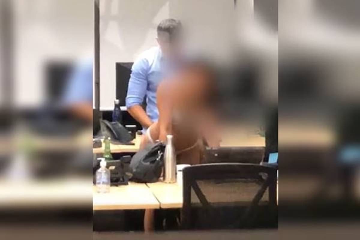 Imagem borrada de homem atrás de mulher fazendo sexo