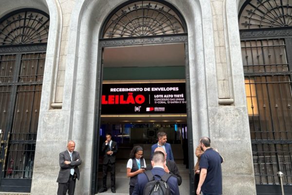 Imagem colorida da sede da Bolsa de Valores com leilão em banner