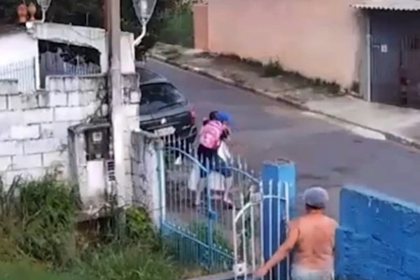 Imagem colorida de homem brigando com mulher