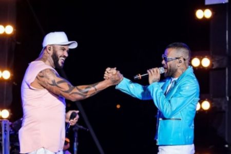 Imagem colorida de Daniel Alves e irmão- Metrópoles