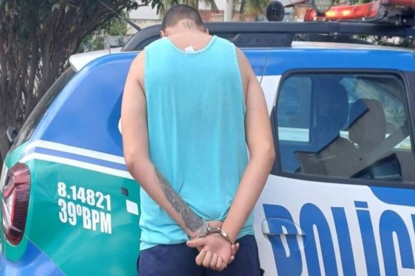imagem colorida jovem preso por atacar vizinho com facao