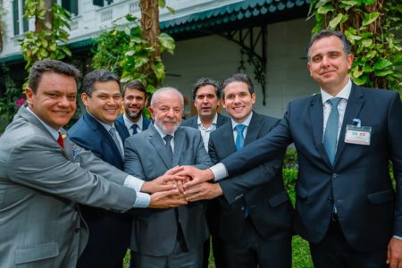 Foto colorida do Presidente da República, Luiz Inácio Lula da Silva, durante anúncio de exportação de carne brasileira para o Vietnã, após reunião com o Primeiro-Ministro do Vietnã, Pham Minh Chinh. Hotel Imperial - Metrópoles