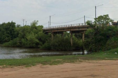 Imagem colorida da ponte onde garoto foi jogado