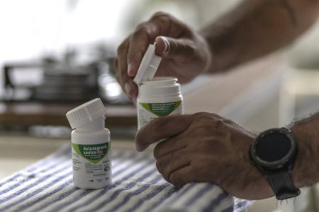 Welton toma sua terapia antirretroviral salvadora de vidas em sua casa em São Paulo, Brasil Interromper o tratamento leva ao aumento do potencial de transmissão do HIV