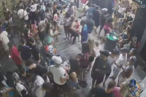 Imagem colorid de torcedores do Corinthians - Metrópoles