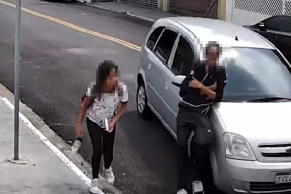Imagem colorida de homem atropelando adolescente