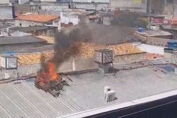 Imagem colorida de incendio em Aracaju - Metrópoles