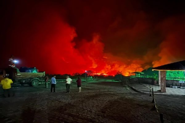 Imagem colorida de incendio na Chapada - Metrópoles
