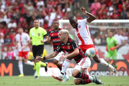 Imagem colorida do jogo entre Flamengo e Internacional - Metrópoles