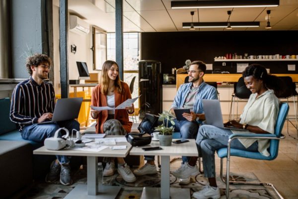 Imagem de jovens da Geração Z em ambiente de trabalho - Metrópoles