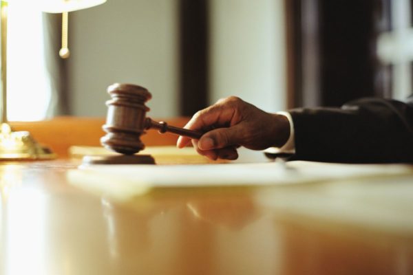 juiz batendo martelo em tribunal - Metrópoles