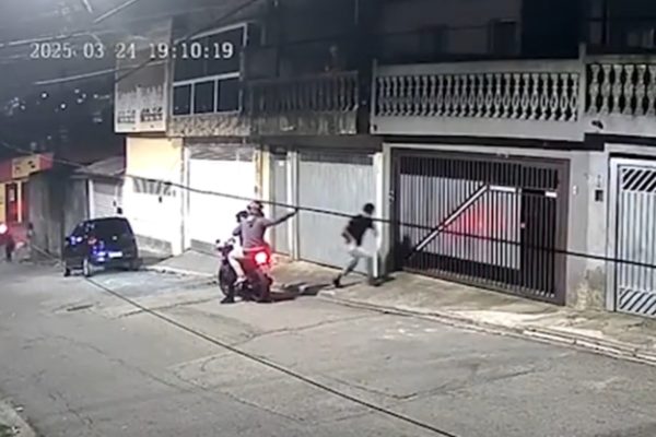 Captura de tela de câmera de segurança que registrou roubo na zona leste de São Paulo. Dupla rouba jovem. - Metrópoles