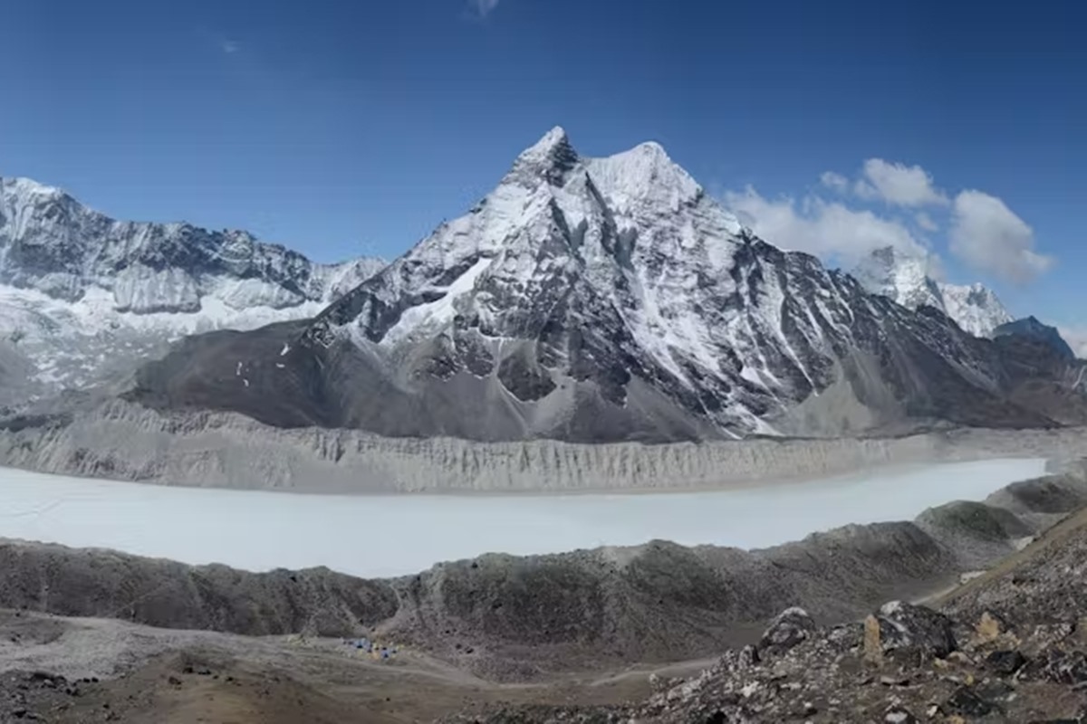 O Lago Imja, um enorme lago glacial na região do Monte Everest, no Nepal, começou como pequenas lagoas de água de degelo em 1962 e agora contém 90 milhões de metros cúbicos de água, volume que já foi reduzido numa tentativa de proteger as comunidades a jusante
