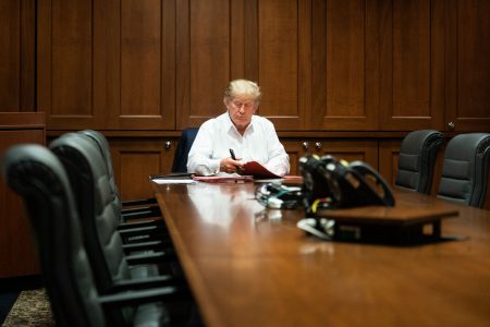 Presidente trump despachando do escritório no hospital para tramento de covid-19