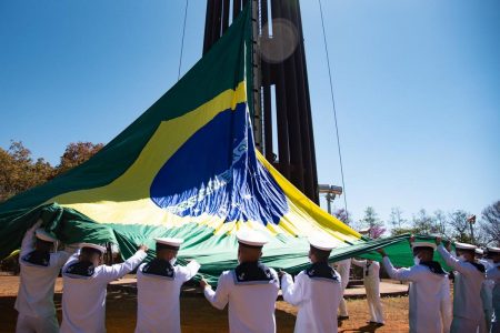 Marinha do Brasil faz a troca da bandeira no mastro da BAndeira Nacional em Brasília