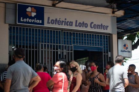 Agências bancárias retomam serviços e têm filas enormes após apagão no Amapá1