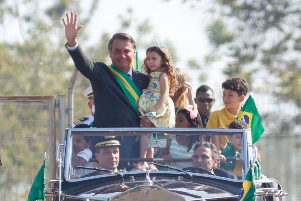 Solenidade Cívica de Hasteamento da Bandeira em comemoração ao dia da independência no Palácio da Alvorada. Autoridades acompanham a apresentação dos paraquedistas 7 de setembro governo bolsonaro 9