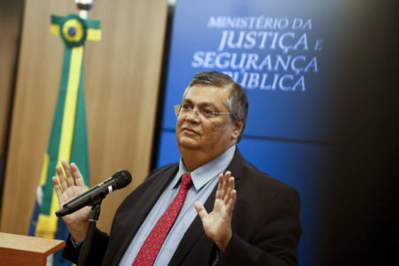 Ministro da Justiça, Flávio Dino, concede entrevista coletiva no Palácio da Justiça sobre a invasão e depredação dos prédios dos Três Poderes. Ele gesticula durante fala - Metrópoles