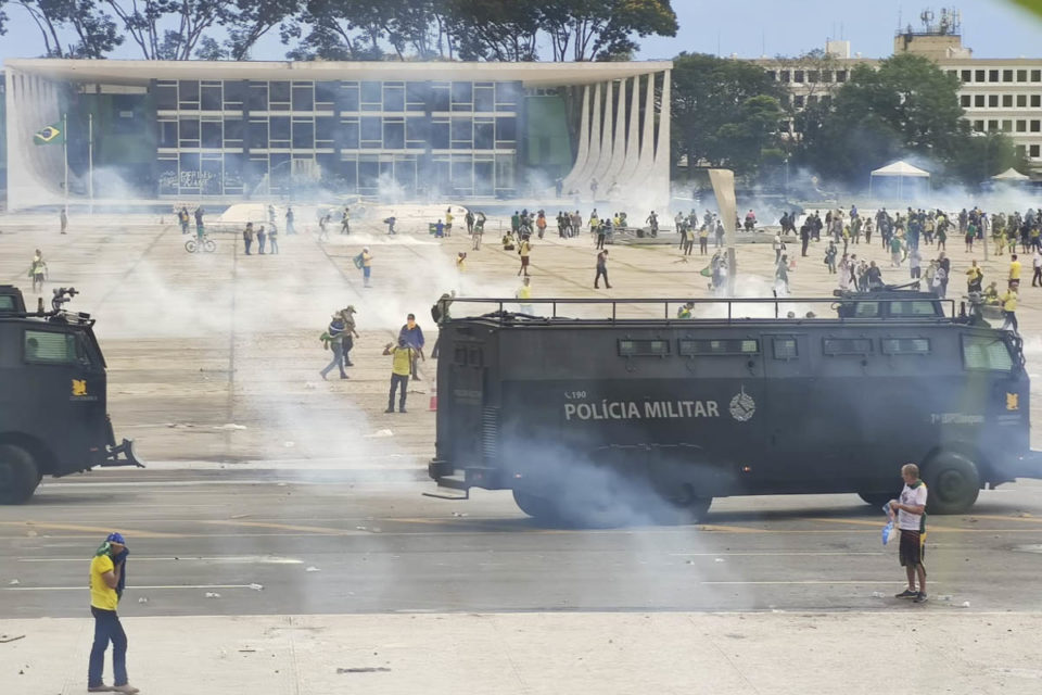 Carros fortes da Polícia Militar do DF passam pela Praça dos Três Poderes tentando conter manifestantes bolsonaristas que depredam a Esplanada em meio à bombas de gás - Metrópoles