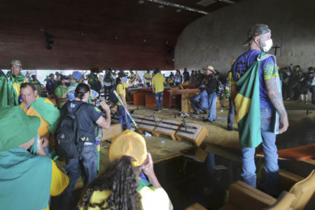 Manifestantes bolsonaristas invadem e destroem o prédio do Supremo Tribunal Federal (STF). Os terroristas andam pelo auditório do tribunal, jogando móveis no chão, com muitas cadeiras e mesas reviradas - Metrópoles