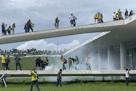 Foto colorida mostra manifestantes extremistas bolsonaristas durante invasões às sedes dos poderes no DF em 8/1/23