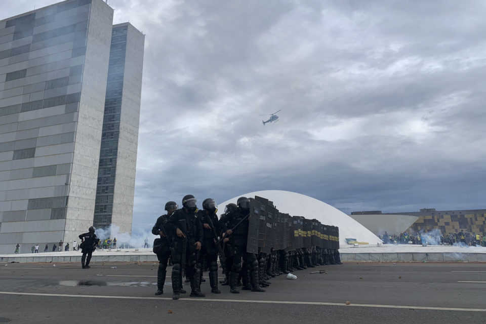 Foto colorida da polícia durante atos golpistas de 8 de janeiro