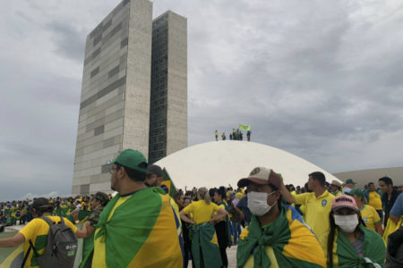 imagem colorida congresso nacional durante invasão do 8 de janeiro de 2023 - metrópoles