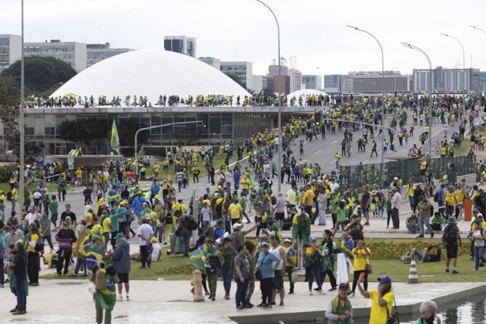 Imagem colorista mostra movimentação de bolsonaristas durante atos golpistas de 8 de janeiro de 2023 - Metrópoles