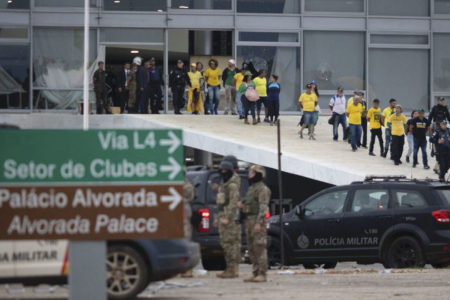 Foto colorida de manifestantes bolsonaristas _ Metrópoles