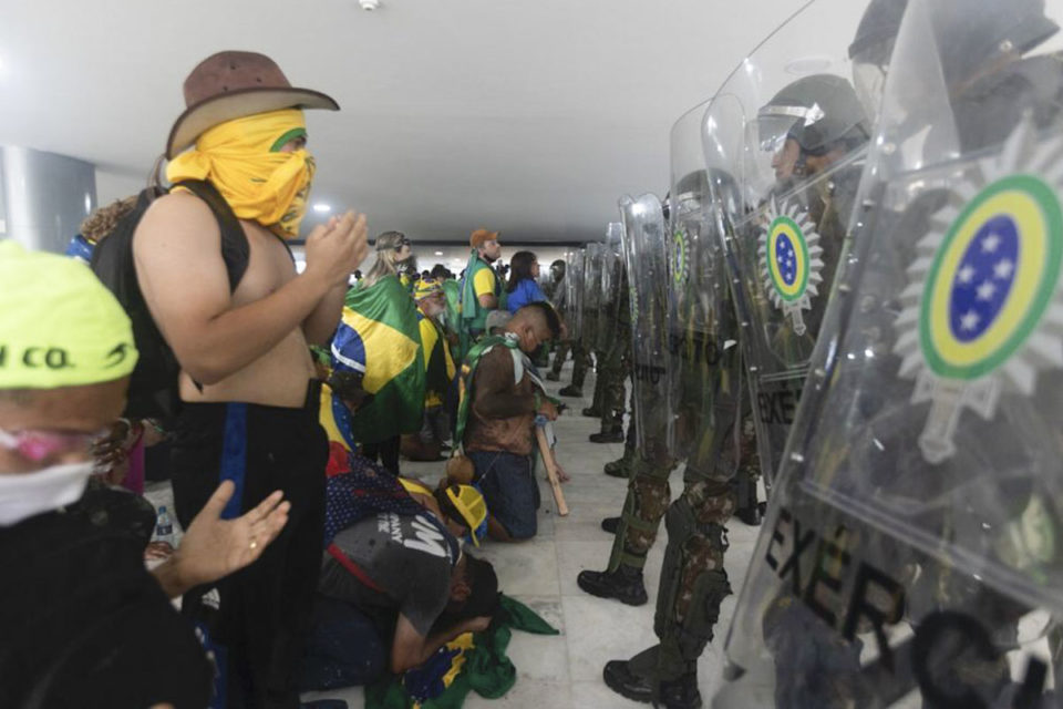 imagem colorida de invasores do Palácio do Planalto em 8/1