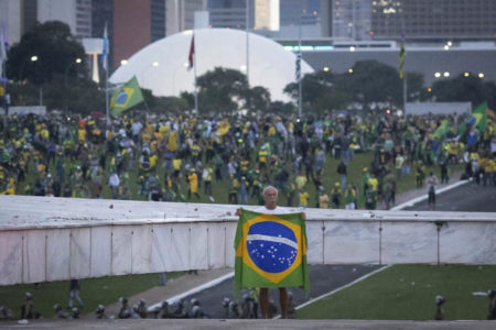 foto colorida de manifestantes no congresso nacional em 8 de janeiro