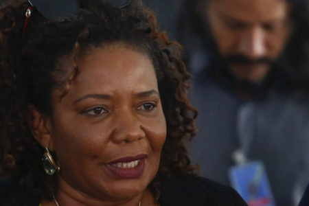 Ministra da Cultura, Margareth Menezes, concede entrevista coletiva no Palácio do Planalto para falar sobre destruição de patrimônio público causada por terroristas bolsonaristas. Ela fala diante de microfones e cercada de autoridades - Metrópoles