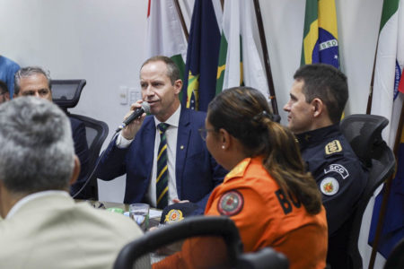 Ricardo Cappelli, interventor federal na segurança do Distrito Federal, dá coletiva de imprensa junto à autoridades e chefes de segurança do DF sobre manifestação bolsonarista programada para hoje. Ele aparece sentado, falando microfone - Metrópoles