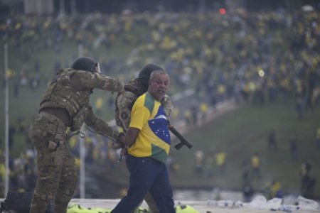 Manifestantes bolsonaristas invadem a Esplanada dos Ministérios e promovem atos de vandalismo e terrorismo em prédios públicos. Na imagem, eles invadem Congresso Nacional e ocupam o mezanino, entrando em confronto com a polícia - Metrópoles