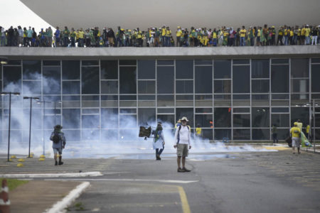 Manifestantes bolsonaristas invadem a Esplanada dos Ministérios e promovem atos de vandalismo e terrorismo em prédios públicos. Na imagem, eles invadem Congresso Nacional e destroem parte inferior do gramado, entrando em confronto com a polícia - Metrópoles