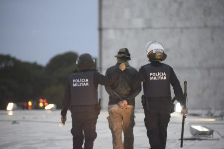 Imagem colorida mostra homem sendo preso após atos golpistas em Brasília - Metrópoles