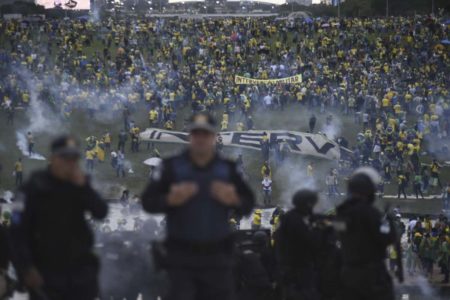 Manifestantes bolsonaristas invadem a Esplanada dos Ministérios e promovem atos de vandalismo e terrorismo em prédios públicos. Na imagem, eles invadem Congresso Nacional e destroem parte inferior do gramado, entrando em confronto com a polícia - Metrópoles