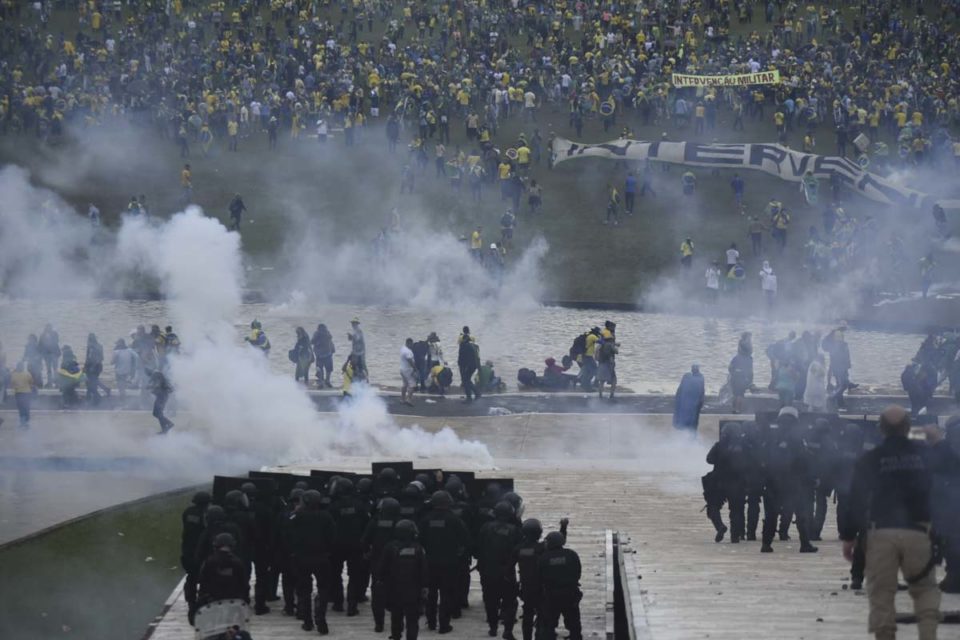 Manifestantes bolsonaristas invadem a Esplanada dos Ministérios e promovem atos de vandalismo e terrorismo em prédios públicos. Na imagem, eles invadem Congresso Nacional e destroem parte inferior do gramado, entrando em confronto com a polícia - Metrópoles