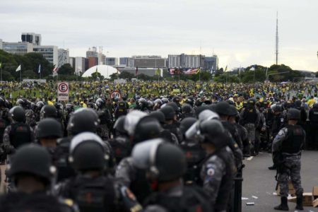 Manifestantes bolsonaristas invadem a Esplanada dos Ministérios e promovem atos de vandalismo e terrorismo em prédios públicos. Na imagem, eles invadem Congresso Nacional e destroem parte inferior do gramado, entrando em confronto com a polícia - Metrópoles