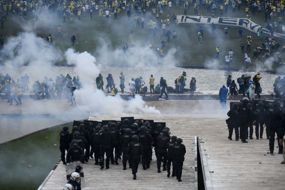 Manifestantes bolsonaristas invadem a Esplanada dos Ministérios e promovem atos de vandalismo e terrorismo em prédios públicos. Na imagem, eles invadem Congresso Nacional e destroem parte inferior do gramado, entrando em confronto com a polícia - Metrópoles