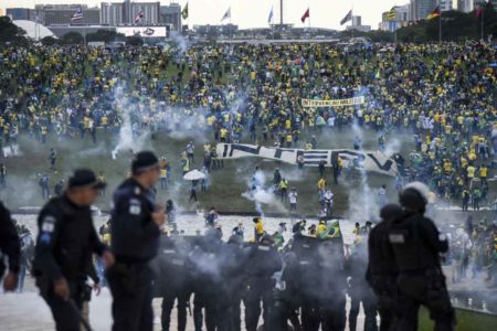 Manifestantes bolsonaristas invadem a Esplanada dos Ministérios e promovem atos de vandalismo e terrorismo em prédios públicos. Na imagem, eles invadem Congresso Nacional e destroem parte inferior do gramado, entrando em confronto com a polícia lesa pátria - Metrópoles