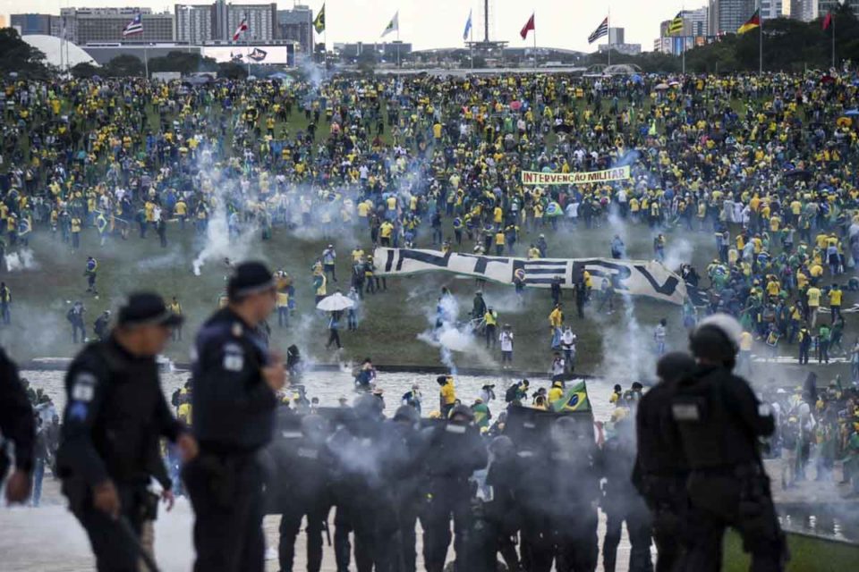 Manifestantes bolsonaristas invadem a Esplanada dos Ministérios e promovem atos de vandalismo e terrorismo em prédios públicos. Na imagem, eles invadem Congresso Nacional e destroem parte inferior do gramado, entrando em confronto com a polícia lesa pátria - Metrópoles