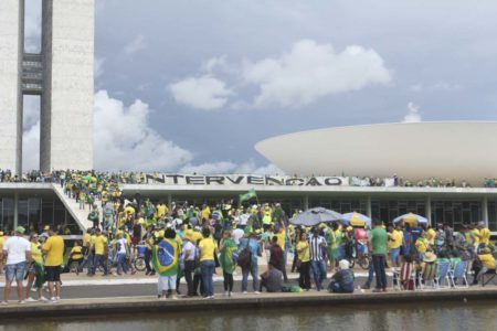 Manifestantes bolsonaristas invadem a Esplanada dos Ministérios e promovem atos de vandalismo e terrorismo em prédios públicos. Na imagem, eles invadem Congresso Nacional e destroem parte inferior do gramado, entrando em confronto com a polícia - Metrópoles